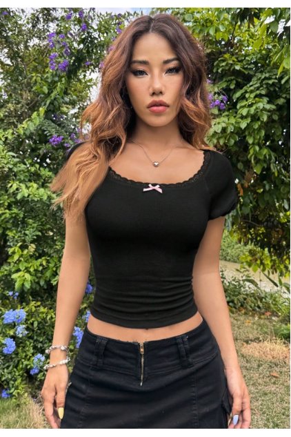 Kadın Siyah Göğsü ve Kolları Dantelli Fiyonklu Kısa Kol Crop Top Bluz