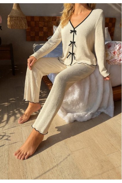Kadın Beyaz Fiyonklu İç Çamaşırı ve Uzun Kollu V Yaka Pijama Takımı 4'lü Set