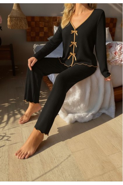 Kadın Siyah Fiyonklu İç Çamaşırı ve Uzun Kollu V Yaka Pijama Takımı 4'lü Set