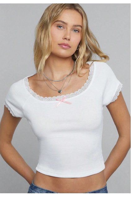 Kadın Beyaz Göğsü ve Kolları Dantelli Fiyonklu Kısa Kol Crop Top Bluz