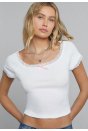 Kadın Beyaz Göğsü ve Kolları Dantelli Fiyonklu Kısa Kol Crop Top Bluz